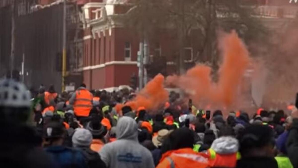 bataie-in-toata-regula-intre-manifestantii-antivaccinisti-si-politie-la-melbourne_46153300