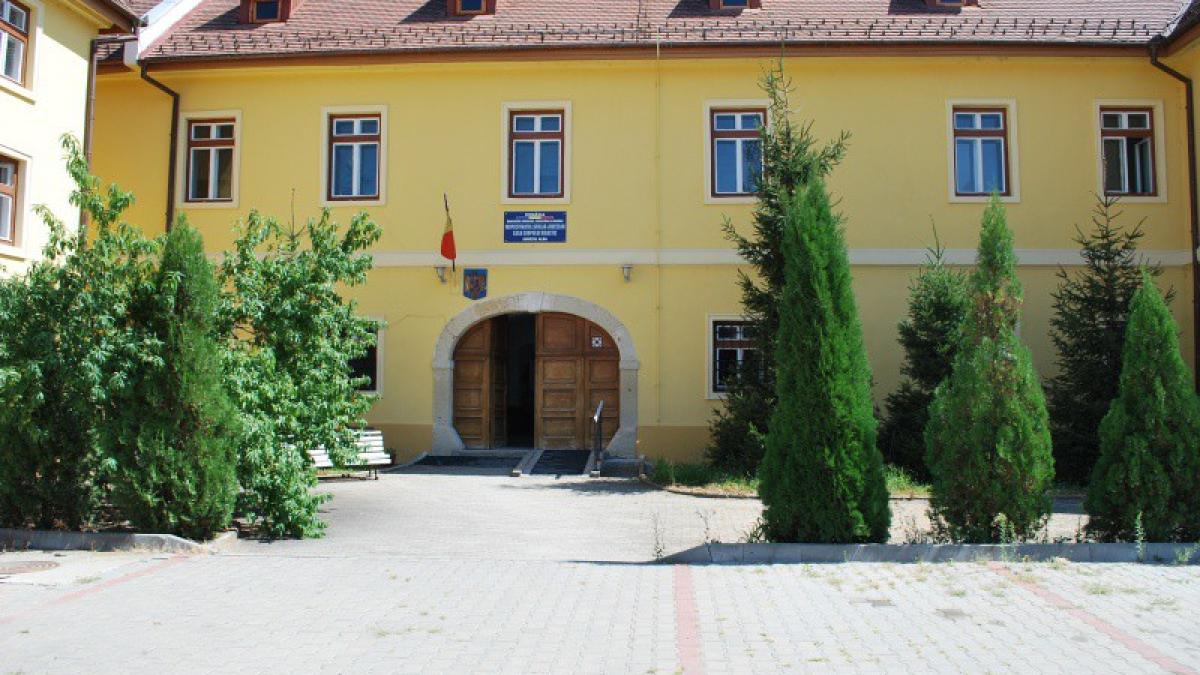 sefii-inspectoratului-scolar-judetean-alba--averi-uriase--cati-bani-au-strans-in-conturi-si-ce-bunuri-detin_21584400