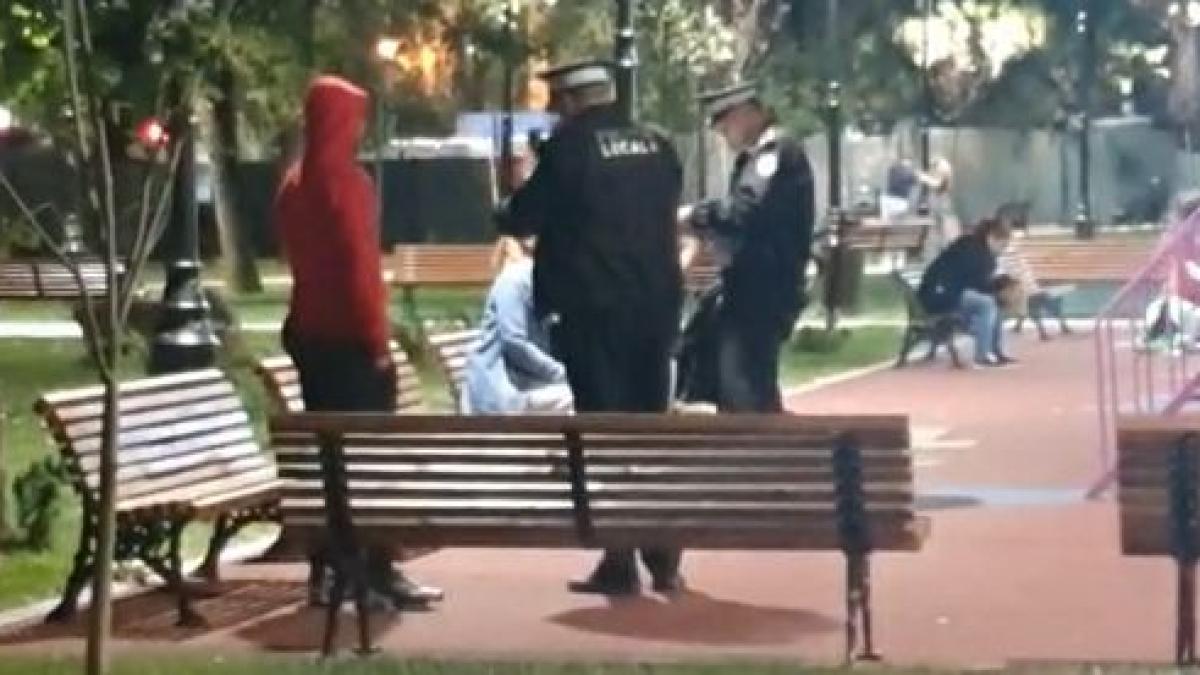 autoritatie-din-targoviste--cu-ochii-pe-cei-care-mananca-seminte-si-fumeaza-in-spatiul-public--primarul-cristian-stan-33-de-amenzi-in-ultimele-2-zile--au-facut-curat_37756300