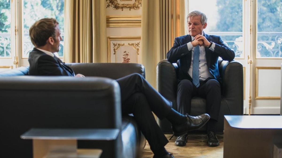 dacian_ciolos_emmanuel_macron_86268900