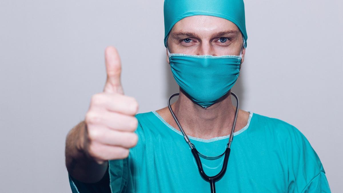 doctor-vaccin-covid-ema-doza3-gf7f11c2af_1920_16700600