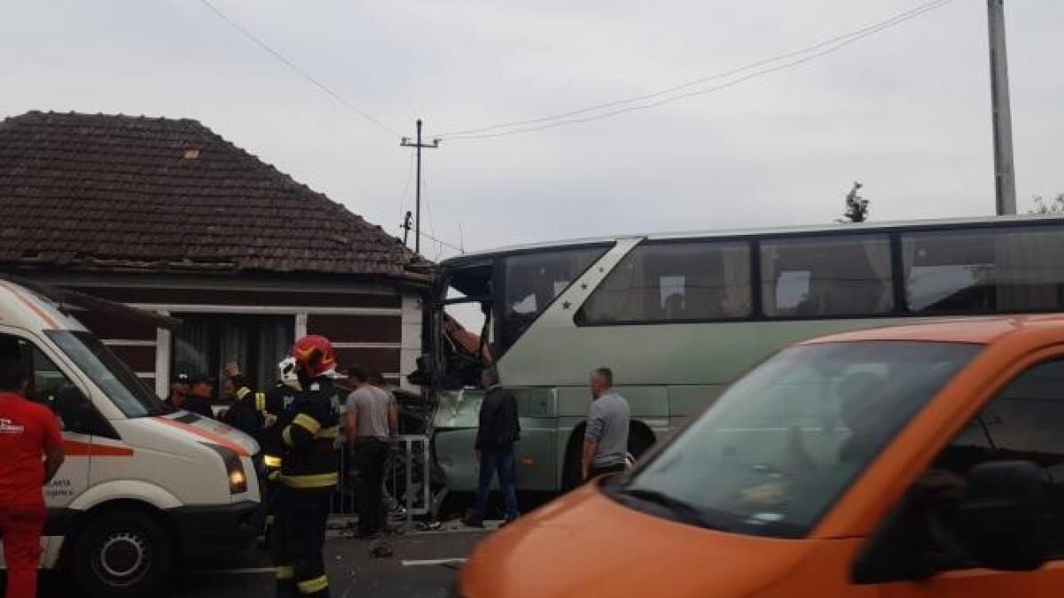 autocar-intrat-iprc-ccprc-82ntr-o-casaprc-ccprc-86--iprc-ccprc-82n-urma-unui-accident-cu-un-tir_02517900