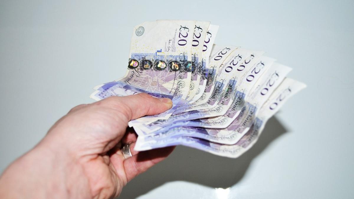 femeie-inselata-lire-sterline_35478900