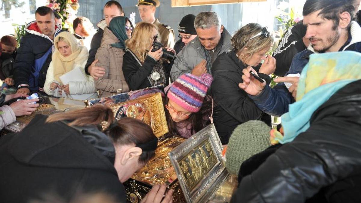 a-inceput-pelerinajul-de-la-iasi--racla-sfintei-parascheva--alaturi-de-racla-cu-moastele-sfantului-gheorghe-scoase-spre-inchinare_18623500