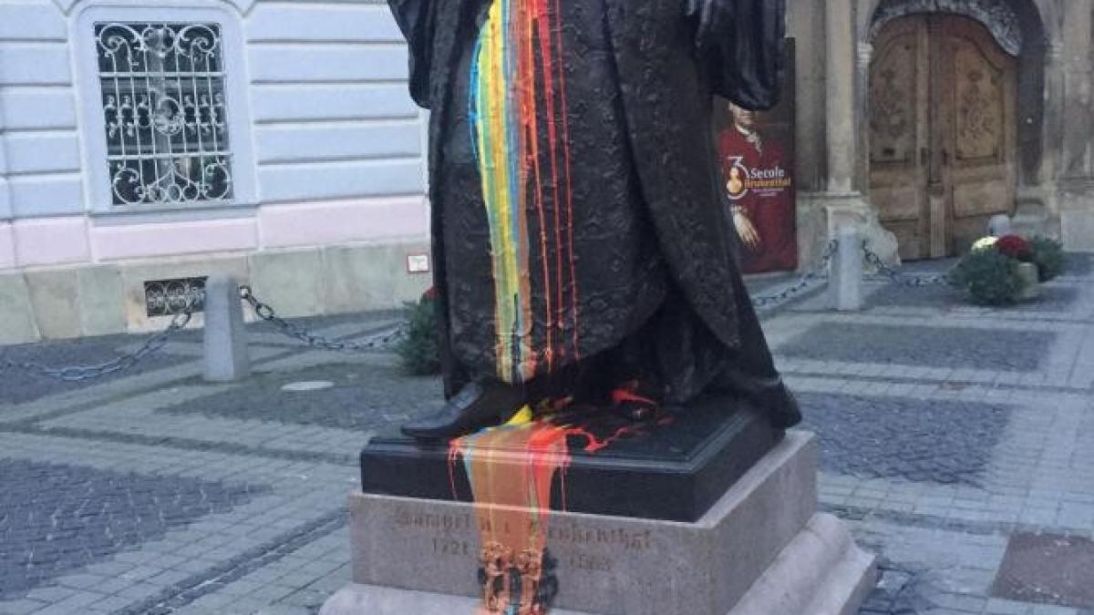 statuia-lui-brukenthal--din-sibiu--vopsitaprc-ccprc-86-partprc-ccprc-a7ial-iprc-ccprc-82n-culorile-tricolorului_03201500