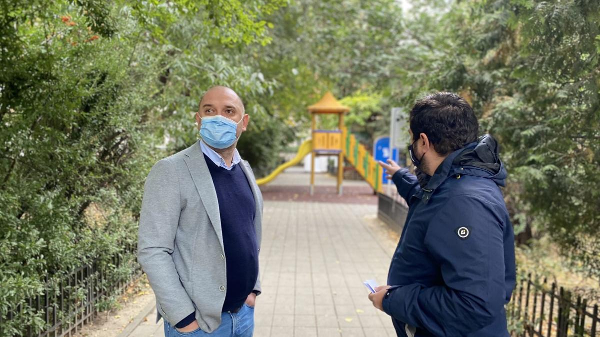 d-c--popescu--imagine-dureroasa-cu-o-fetita-la-scoala-primarule-userist--radu-mihaiu--te-simti-bine--in-biroul-caldut_99959900