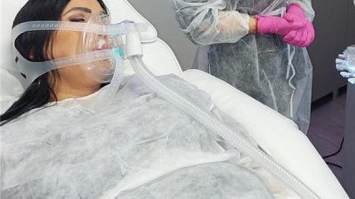 adriana-bahmuteanu--cu-masca-de-oxigen--imaginea-pentru-care-a-fost-blestemata-de-la-cei-care-au-murit-din-cauza-unora-ca-tine-care-indobitocesc-oamenii_68236900