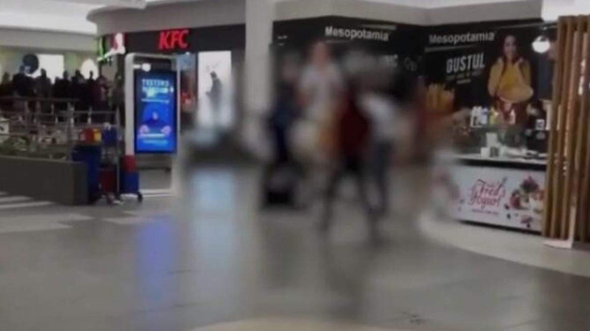 vestul-salbatic-la-un-mall-din-cluj--bataie-intre-agentii-de-paza-si-un-tanar-care-a-vrut-sa-intre-in-zona-food-court-fara-certificat-de-vaccinare--video_14074600