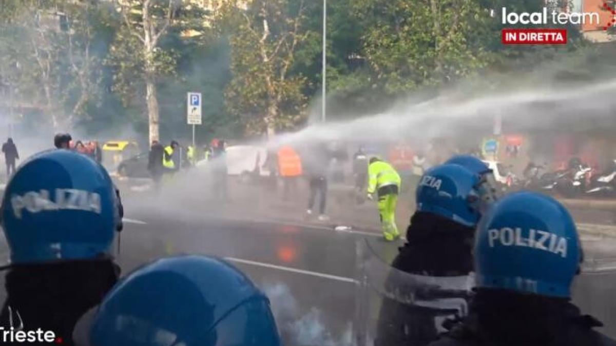 proteste-masive-in-trieste--italia--impotriva-certificatului-verde-covid--ciocniri-violente-intre-manifestanti-si-politisti--video_54169200