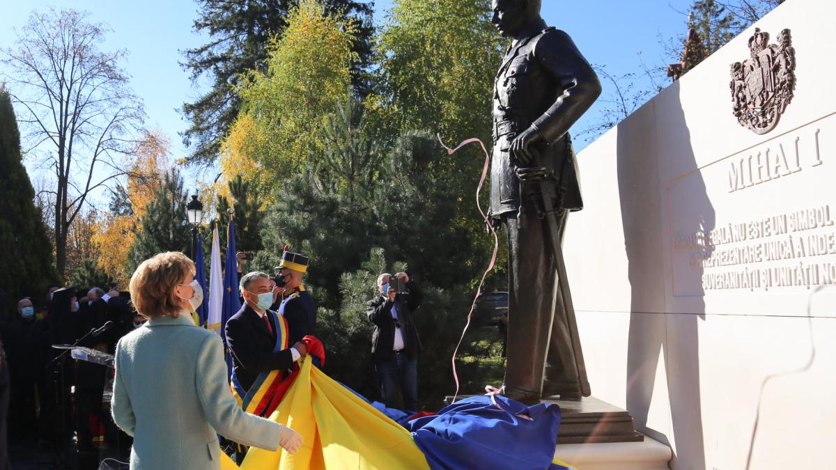 statuie-regele-mihai-sinaia_62679600