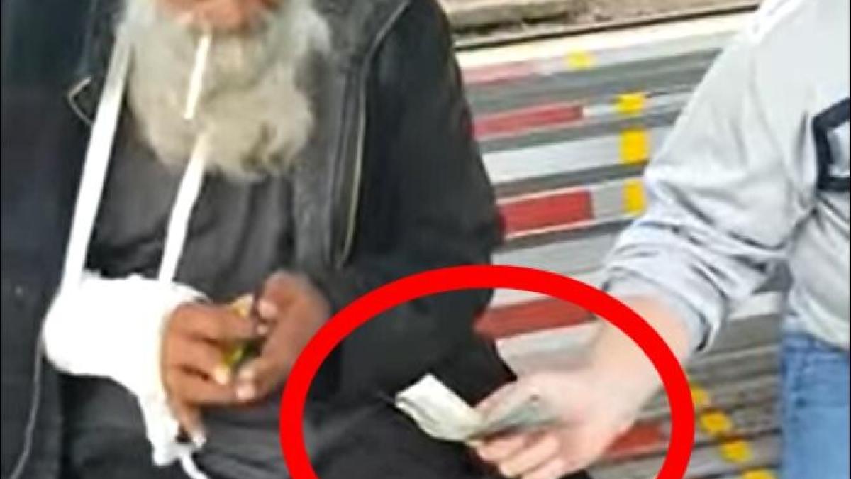 politisti-locali-din-cluj-napoca-i-au-rupt-mana-unui-cersetor--apoi-l-au-mituit-cu-500-de-lei-ca-sa-taca--video_88991300