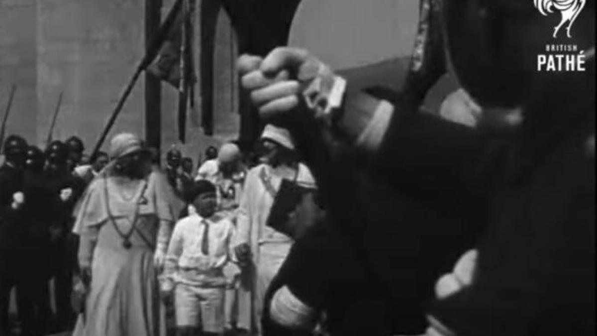 british-pathe--video-impresionat-cu-regele---copil-mihai-si-mama-sa--regina-elena--la-alba-iulia--avea-doar-8-ani-si-era-rege-de-doi-ani-1_79650300