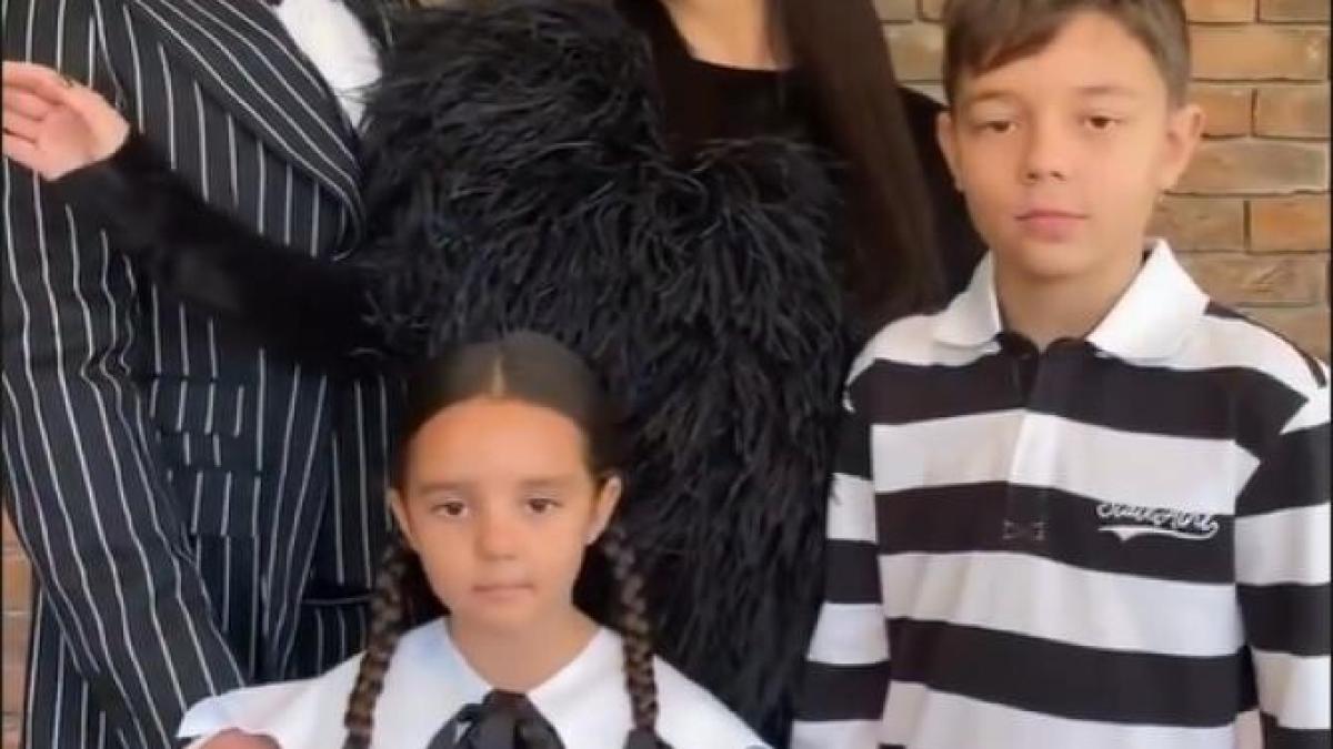 familia-maruta--costumata-in-familia-addams--andra--aparitie-mortala--video-viral-pe-tiktok-2_71378100