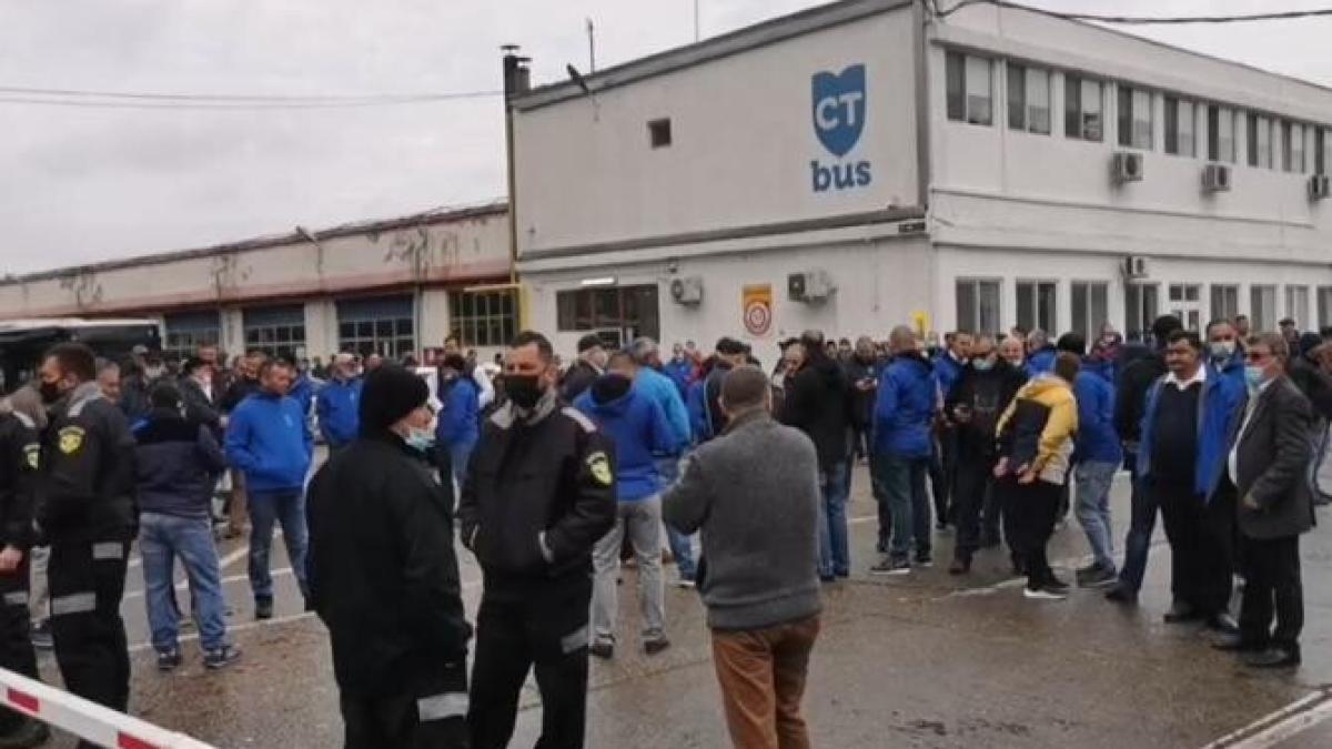protest-spontan-la-compania-de-transport-public-din-constanta--angajatii--nemultumiti-de-nivelul-salariilor--video_86312800