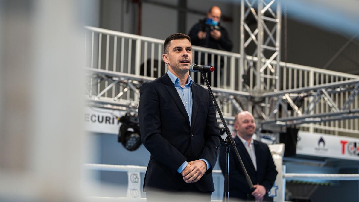 eduard_novak_arculdetriumf_stadion_fb_86498200