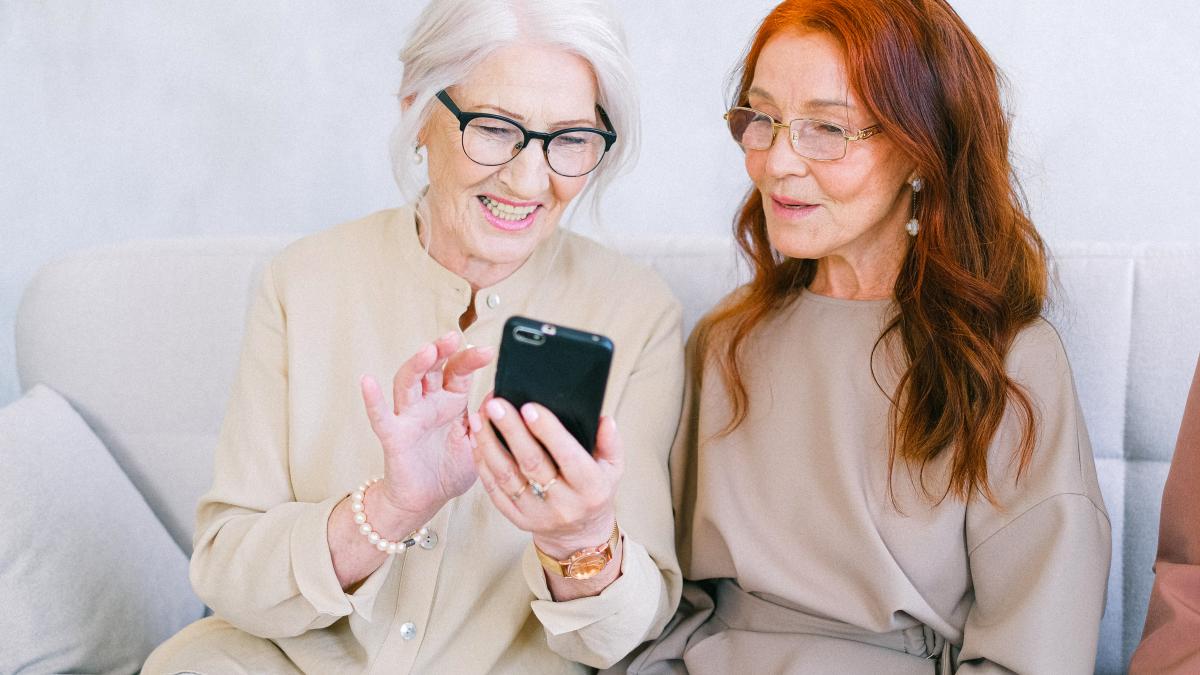 femei_telefon_pexels_75056000