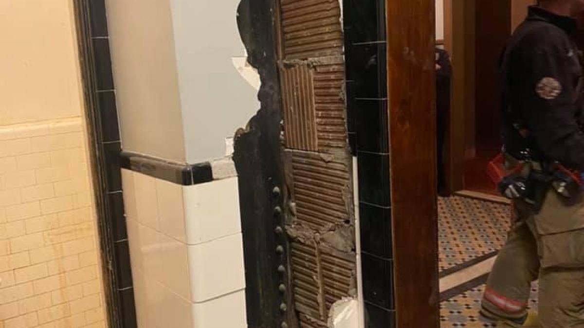 barbat-teatru-perete_60954700