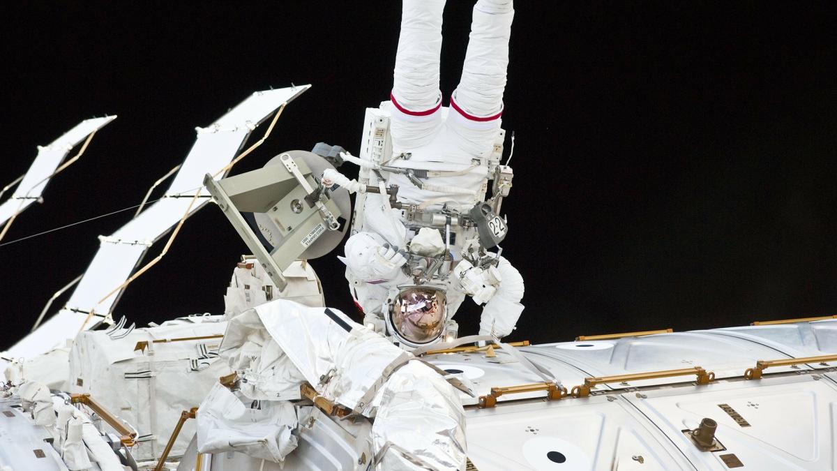 astronautii-de-pe-statia-spatiala-se-vor-intoarce-pe-pamant-cu-scutece_54943200