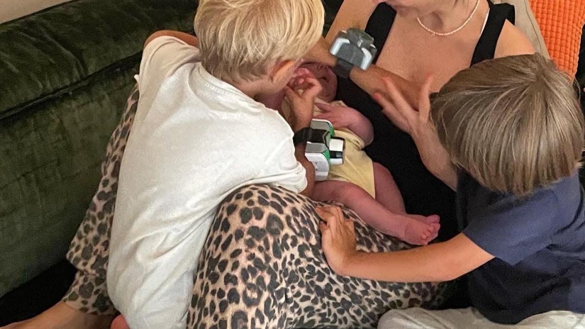 adela-popescu--gest-emotionant-dupa-ce-adorm-copiii-imi-vine-sa-ingenunchez-langa-ei-si-sa-fac-o-spovedanie--imi-cer-iertare_19356700