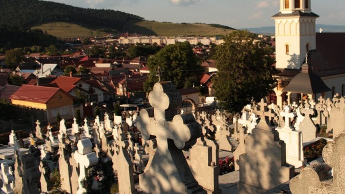 morminte-profanate-in-dambovita--primarul-din-corbii-mari-e-oribil--e-vital-sa-fie-gasiti-cei-care-si-au-batut-joc-de-adormitii-nostri_86782700