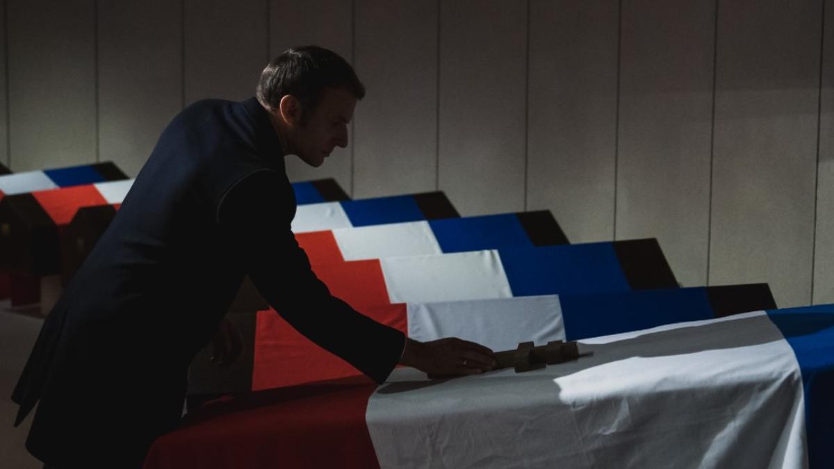 macron-e-acuzat-ca-a-schimbat-steagul-frantei_54285000