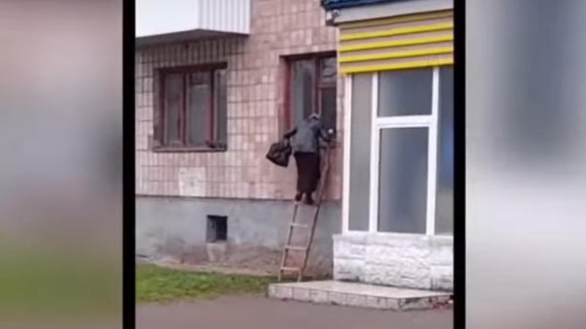 o-varstnica-iese-din-bloc-pe-geam_44373400