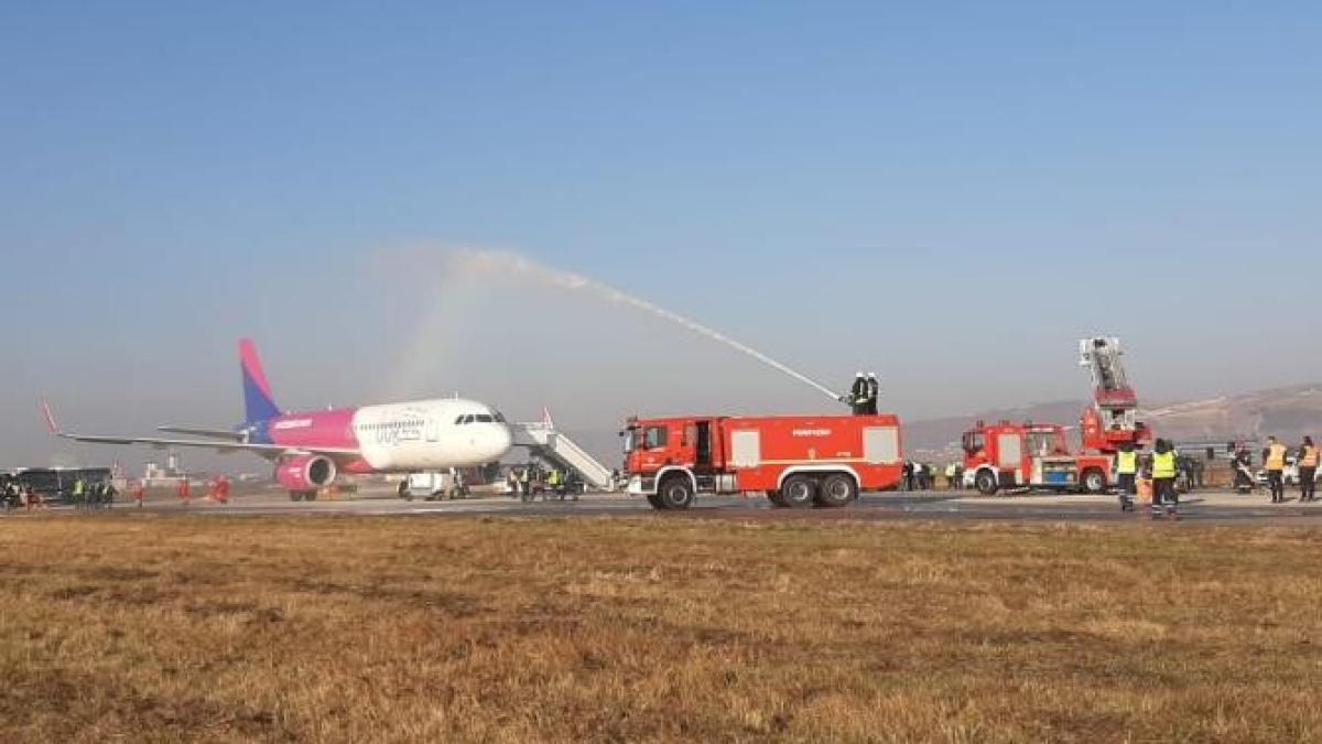 avion-rupt-iprc-ccprc-82n-douaprc-ccprc-86-pe-aeroportul-cluj--exercitprc-ccprc-a6iu-spectaculos_08056000
