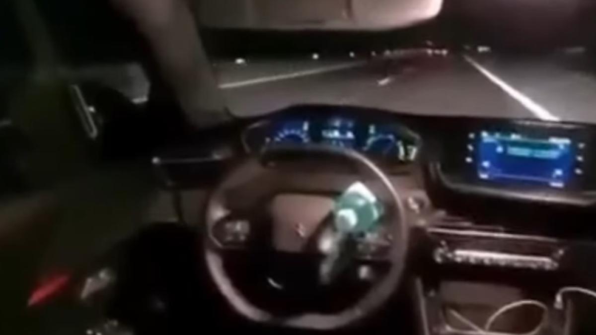 un-sofer-a-blocat-volanul-cu-o-sticla-de-plastic_35726700