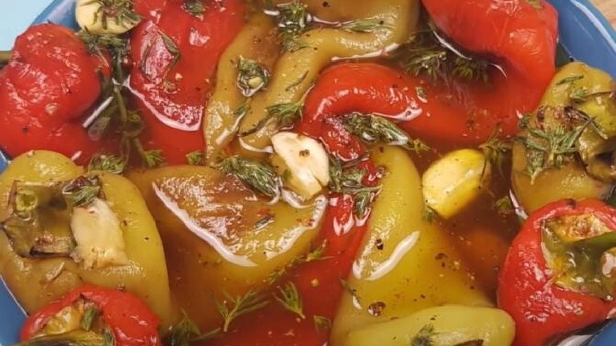 ardei-copti-cu-usturoi--reteta-cu-care-nu-dai-gres_75679400