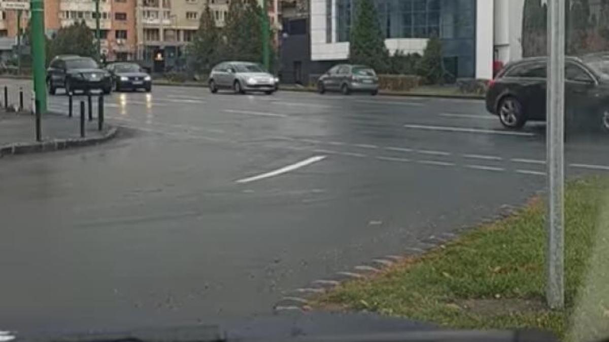 video-viral--momentul-in-care-un-sofer-de-bacau-taie-sase-benzi-pe-contrasens--la-brasov--politia-s-a-autosesizat-1_42730700
