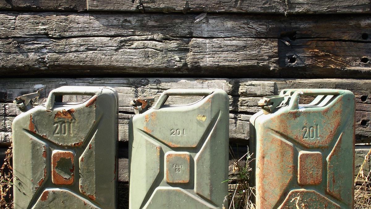 petrol-cans-g185d2581e_1920_96155000