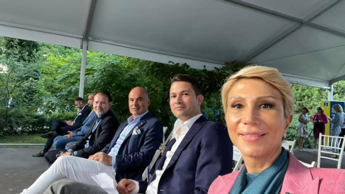 rares_bogdan_raluca_turcan_52110100