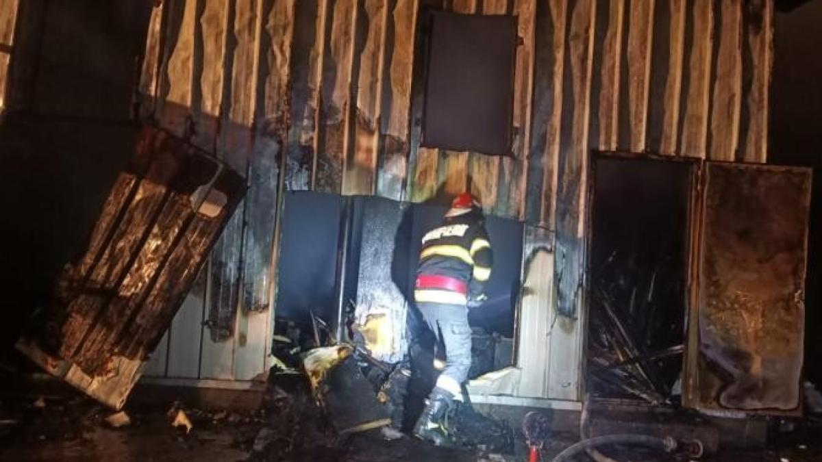 incendiu-la-un-depozit-de-mobilaprc-ccprc-86-din-buzaprc-ccprc-86u_97909900