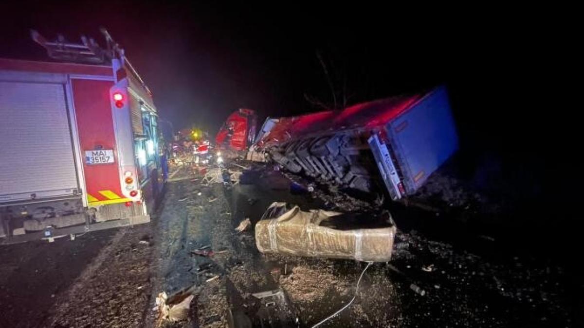 trei-persoane-au-murit-iprc-ccprc-82n-urma-unui-accident-grav-pe-dn6--iprc-ccprc-82n-carasprc-ccprc-a6-severin3_98876800