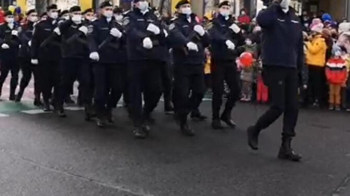 defilarea-de-1-decembrie-din-cluj--esec-total-si-nesincronizare--jandarmeria-romana-isi-cere-scuze---video--momentul-in-care-un-jandarm-se-chinuie-sa-tina-pasul-1_99354300