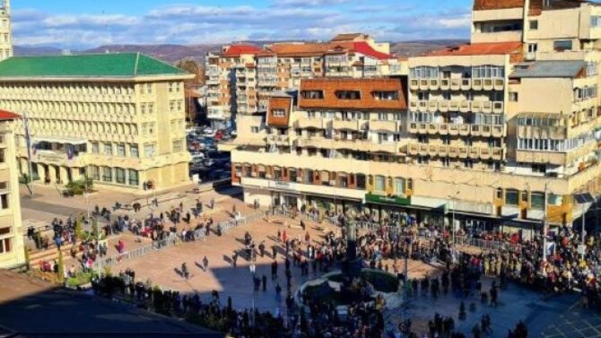 ziua-nationala-a-romaniei--cu-garduri-despartitoare-la-targoviste--primarul-cristian-stan--revoltat-de-ce-aceasta-exagerare-inutila_01153500