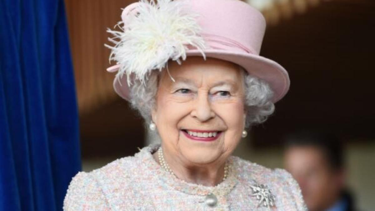 joburi-ciudate-la-casa-regala--regina-elisabeta-a-angajat-o-persoana-care-sa-i-poarte-pantofii-pentru-a-i-largi_82090500