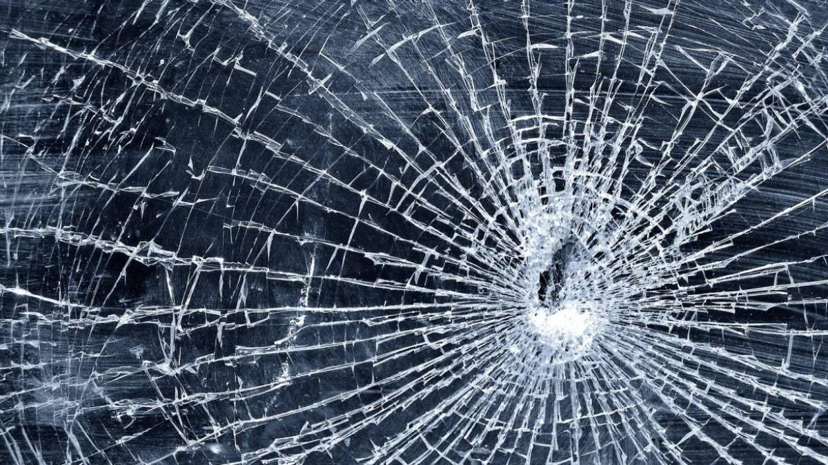 cercetat_penal_dupa_ce_a_spart_geamurile_unui_liceu_unor_case_si_unui_autobuz_3332_47413000