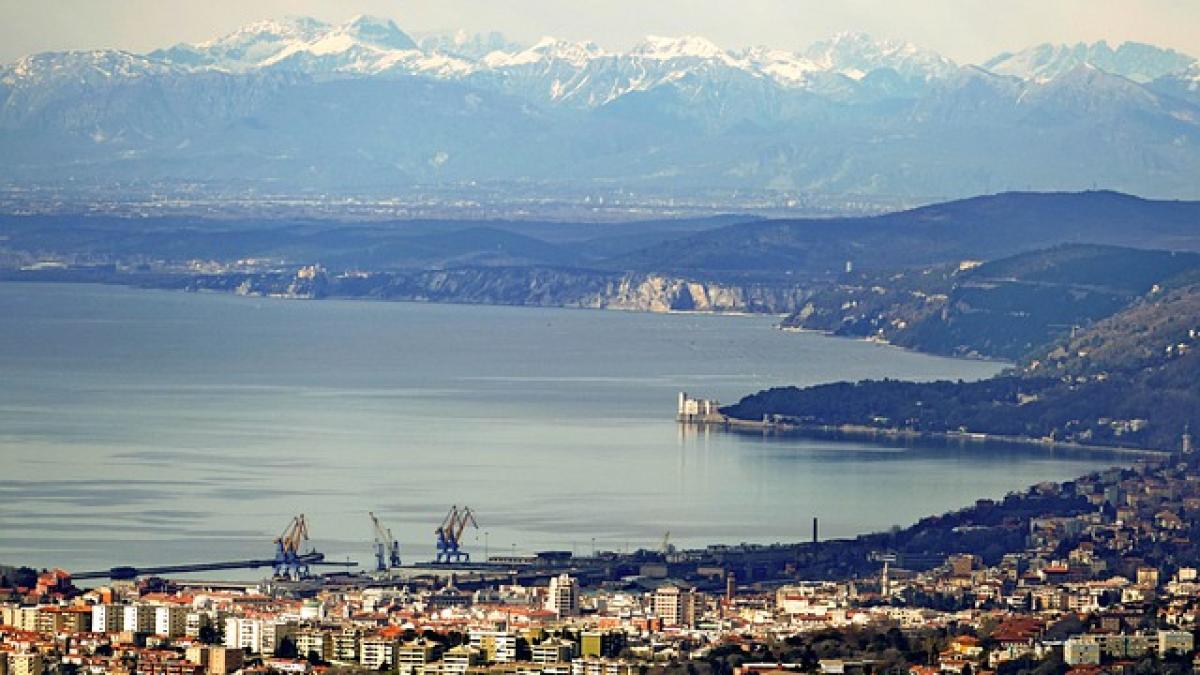 trieste-ungaria-isi-face-port-in-italia_38210200