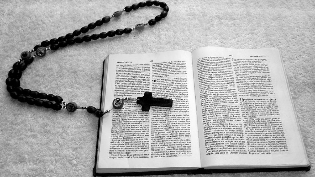 exorcizare-tanara-preot_92501400