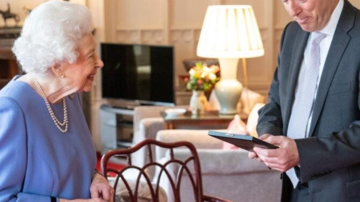 regina-elisabeta--imaginea-momentului-dupa-doua-saptamani-de-absenta_69162800