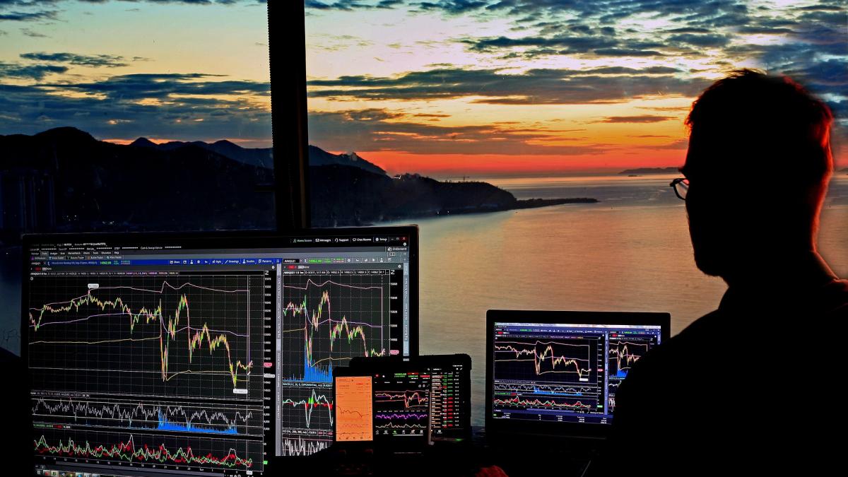 un-barbat-cauta-portofel-cu-bitcoin_66957700