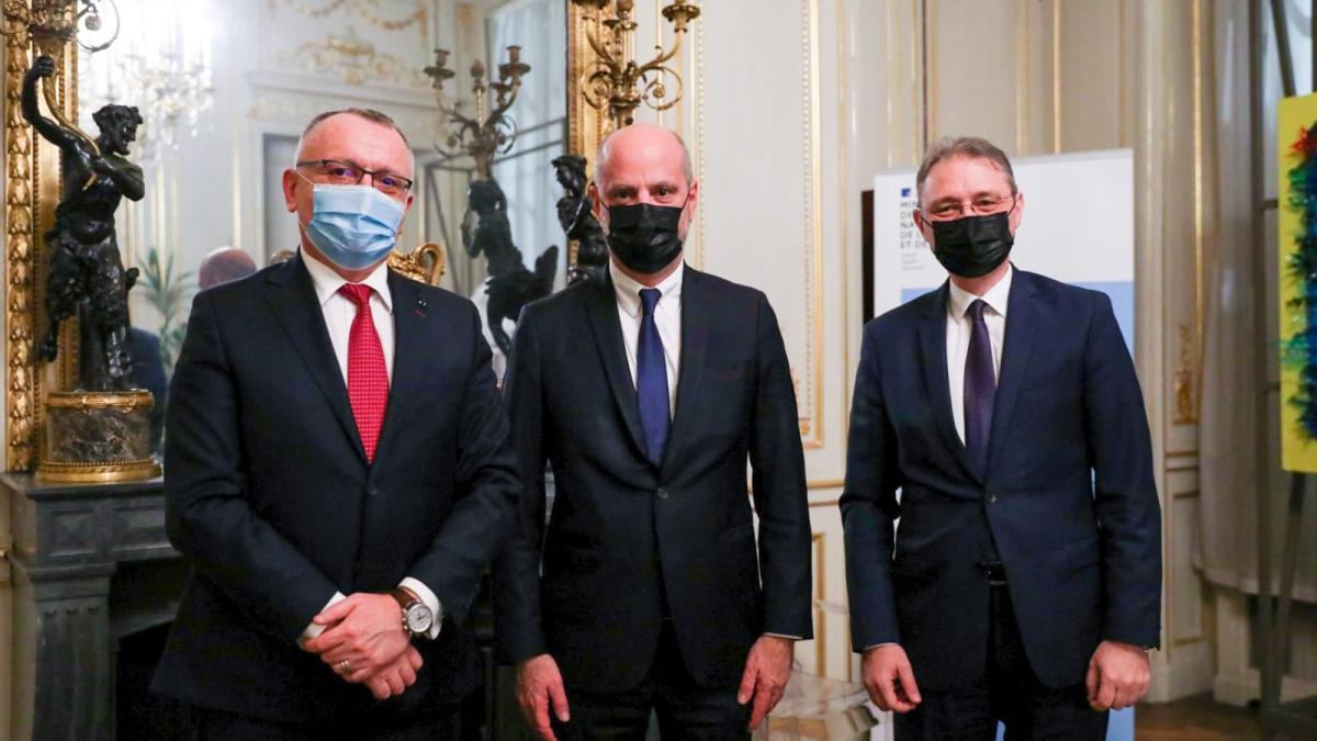 luca-niculescu-o-discutie-foarte-buna-la-paris-intre-ministrii-educatiei-din-romania-si-franta--sorin-cimpeanu-si-jean-michel-blanquer---foto_90450500