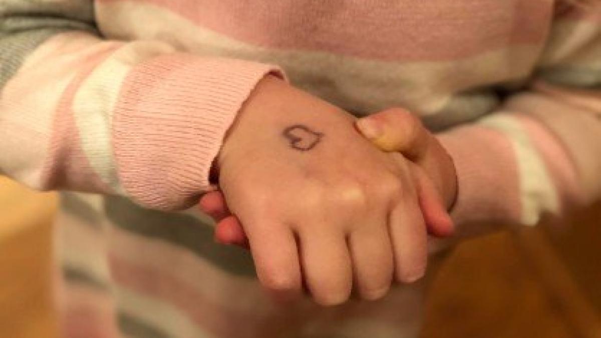 de-ce-isi-trimite-o-mama-fiica-la-scoala-cu-o-inima-desenata-pe-mana--motivul-surprinzator-in-cazul-in-care-pica-victima-vreunui-atac-sangeros_43972100