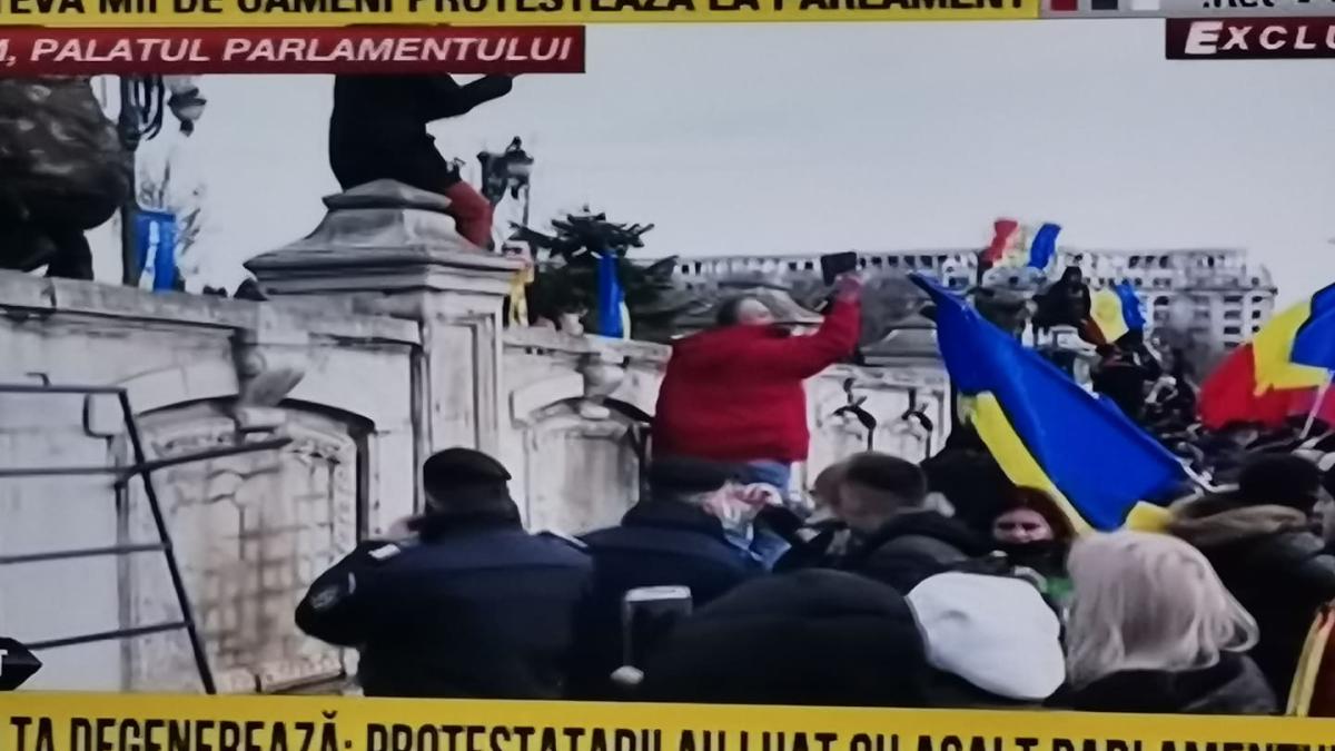 protestatarii-pe-gardurile-parlamentului_47383100