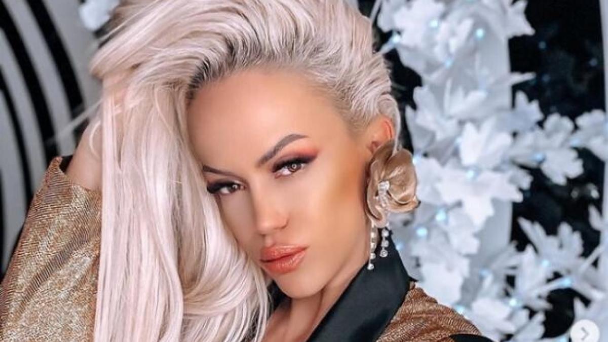 anda-adam--fotografia-care-a-incins-internetul--s-a-pozat-cu-sanii-goi--in-vazul-tuturor_89590500