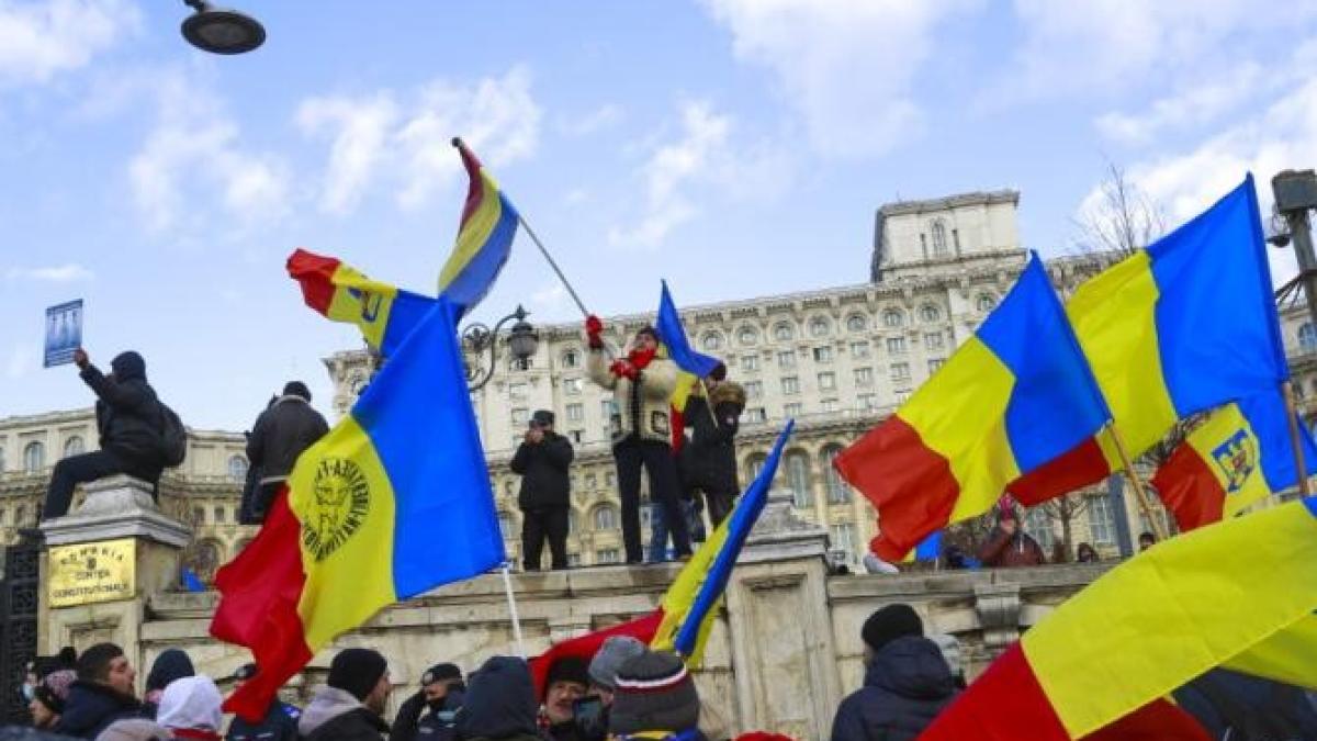 doua-persoane-care-au-protestat--ieri--in-fata-parlamentului-au-fost-retinute_87057000