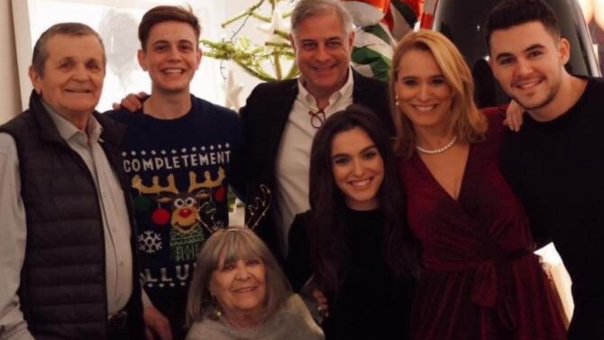 cine-sunt-socrii-si-parintii-andreei-esca--imagini-de-colectie-si-detalii-nestiute-familia-noastra-internationala-1_97529400