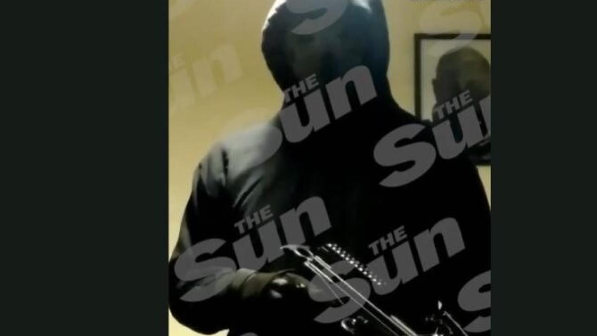 prima-imagine-cu-adolescentul-care-a-vrut-sa-o-omoare-pe-regina-elisabeta--de-craciun--era-inarmat-cu-o-arbaleta--tatal-lui-ceva-a-mers-ingrozitor-de-rau_05100300