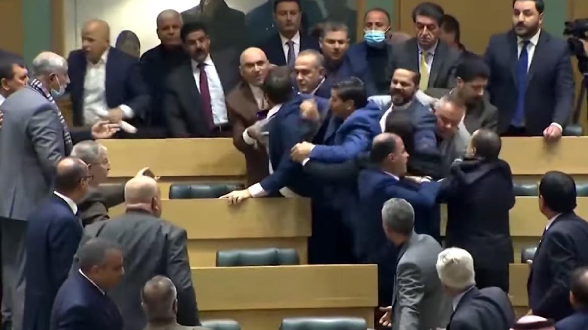 bataie-ca-in-filme-in-parlamentul-iordaniei_69000100